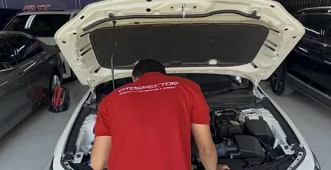 Teknisi Otospector melakukan inspeksi ruang mesin mobil