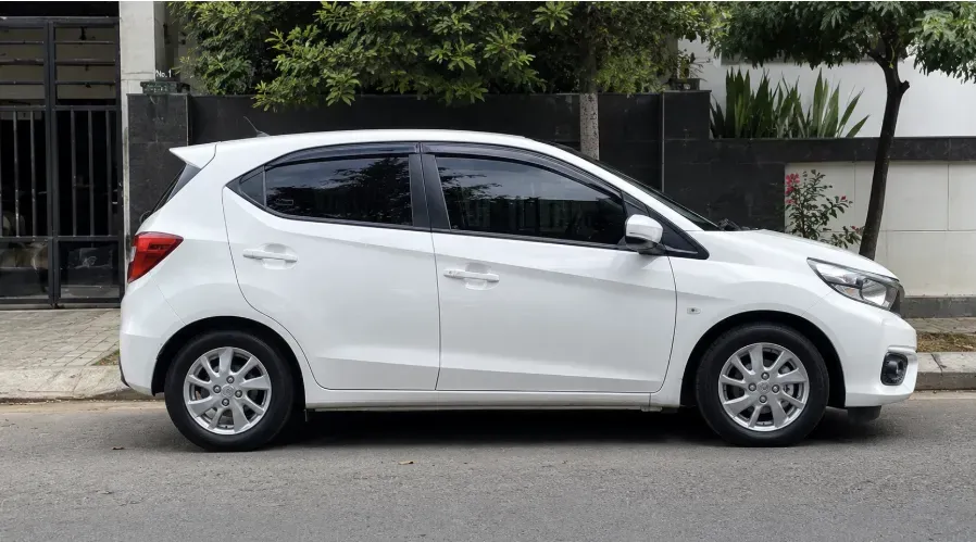 tampak samping honda brio bekas